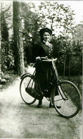 Ursula Vehrigs mit dem Fahrrad, um 1909 Berlin